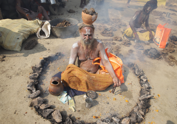 बसंत पंचमी पर 1.25 करोड़ श्रद्धालुओं का स्नान, अखाड़ों के जुलूस पर पुष्पवर्षा