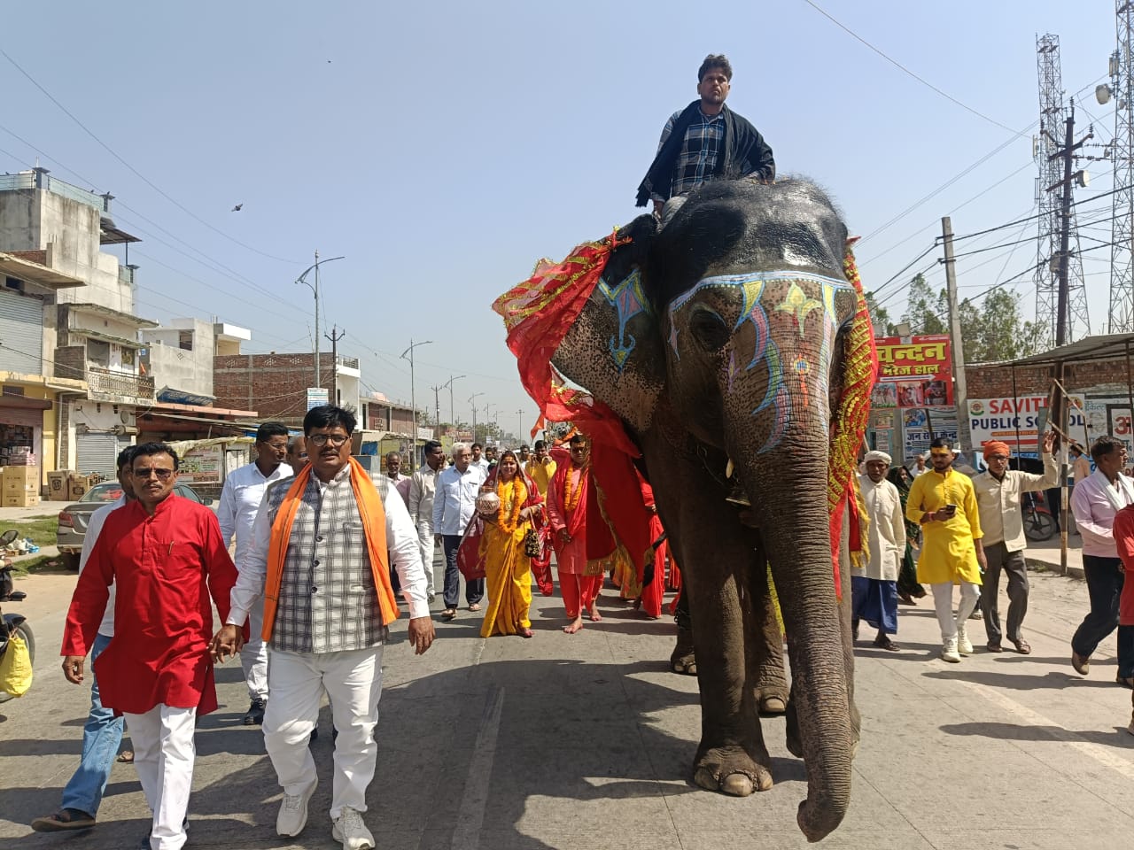 नवनिर्मित माँ दुर्गा मन्दिर में मूर्ति स्थापना को लेकर भव्य निकली कलश यात्रा