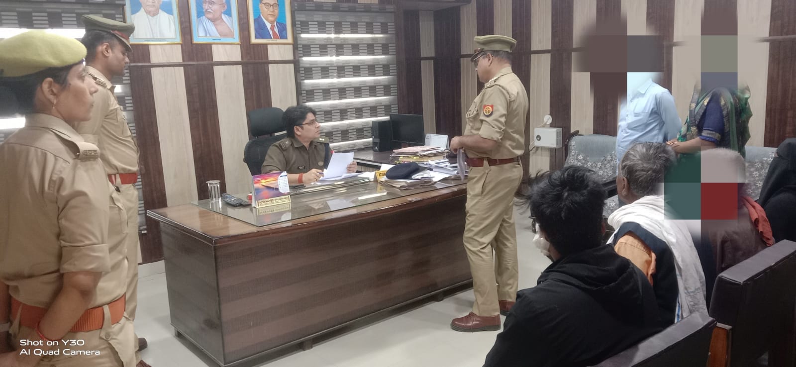 अपर पुलिस अधीक्षक महराजगंज द्वारा जनता दर्शन में आए फरियादियों की सुनी गई समस्याएं प्राप्त जन शिकायतों के त्वरित निस्तारण हेतु सम्बन्धित को दिए गए आवश्यक दिशा-निर्देश