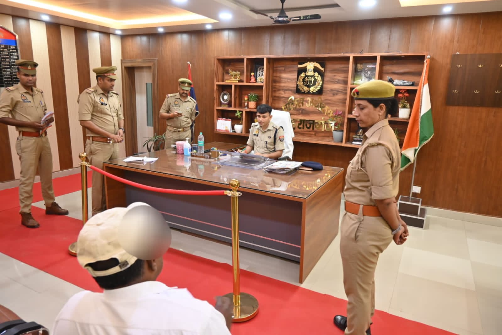 पुलिस अधीक्षक महराजगंज- द्वारा प्रतिदिन की भांति जनता दर्शन में आए फरियादियों की सुनी गई समस्याएं* *प्राप्त जन शिकायतों के त्वरित निस्तारण हेतु सम्बन्धित को दिए गए आवश्यक दिशा-निर्देश