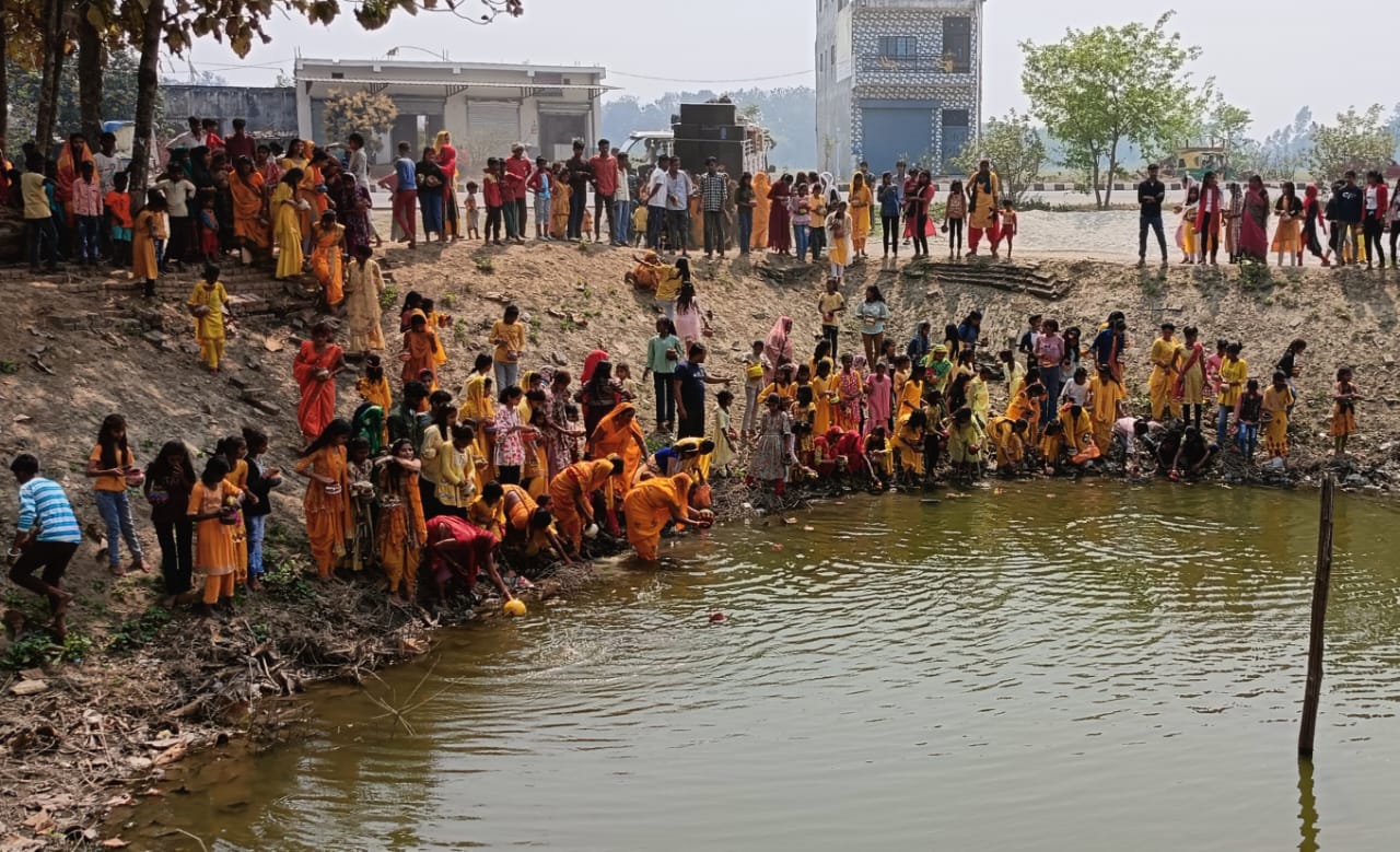 मंगल गीतों के साथ किया गया कलश विसर्जन