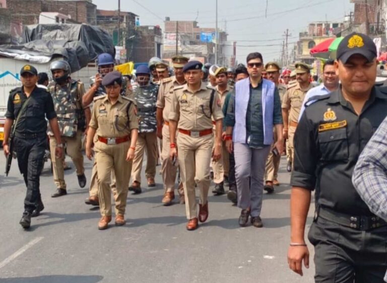 डीएम-एसपी ने पुलिश प्रशासन के  साथ होली त्योहार को देखते हुए किया परतावल में  फ्लैग मार्च