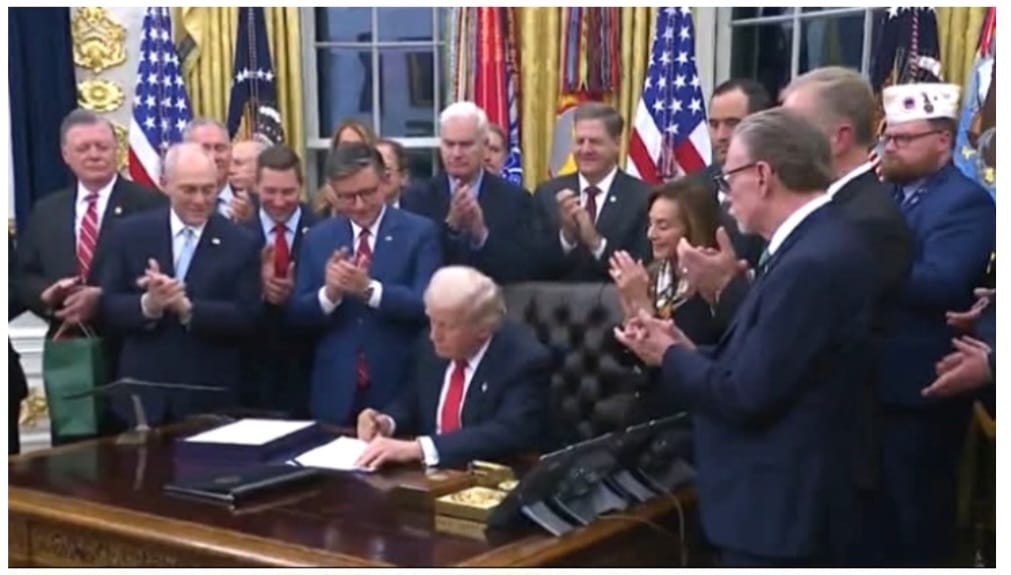 ट्रम्प ने 43 दिनों से चल रहे सरकारी बंद को समाप्त करने के लिए वित्त पोषण विधेयक पर हस्ताक्षर किए, कहा डेमोक्रेट्स ने “लोगों को नुकसान पहुँचाया”