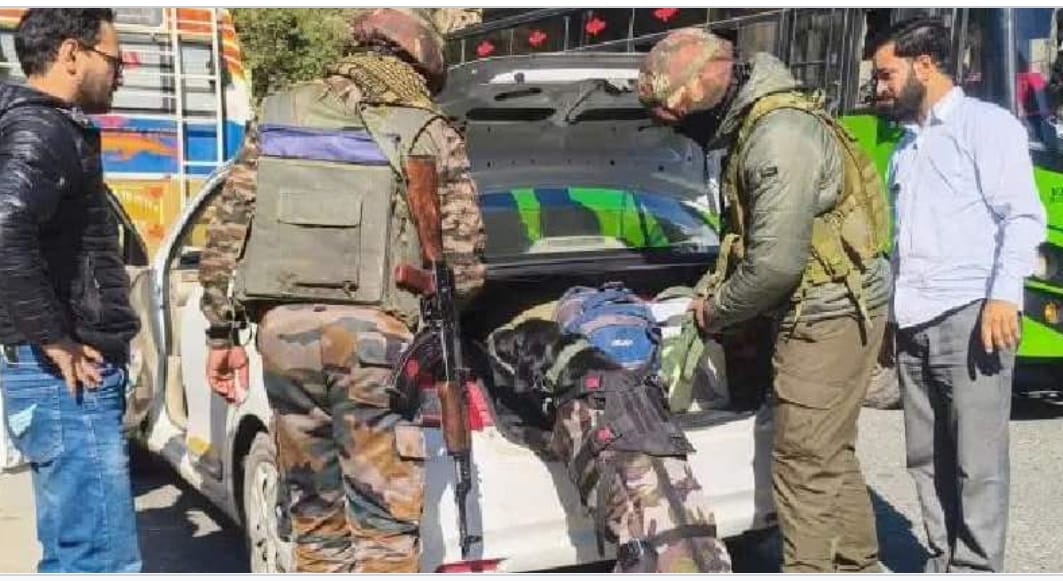 दिल्ली विस्फोटों के बाद भारतीय पुलिस ने कश्मीर में बड़े पैमाने पर छापेमारी की