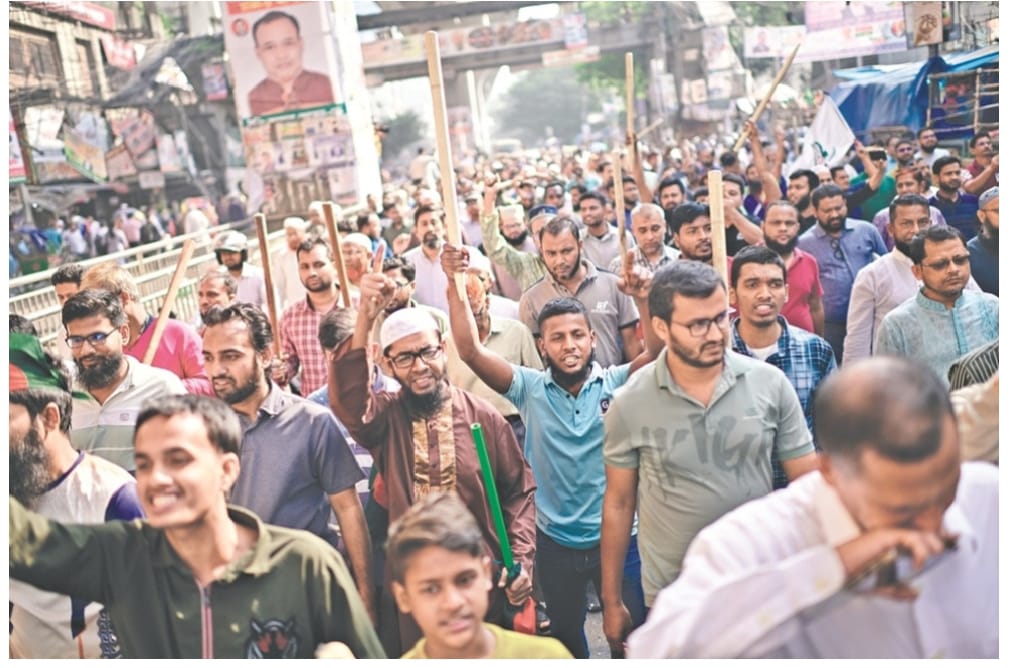 बांग्लादेश में चुनाव नज़दीक आते ही तोड़फोड़ और आगजनी