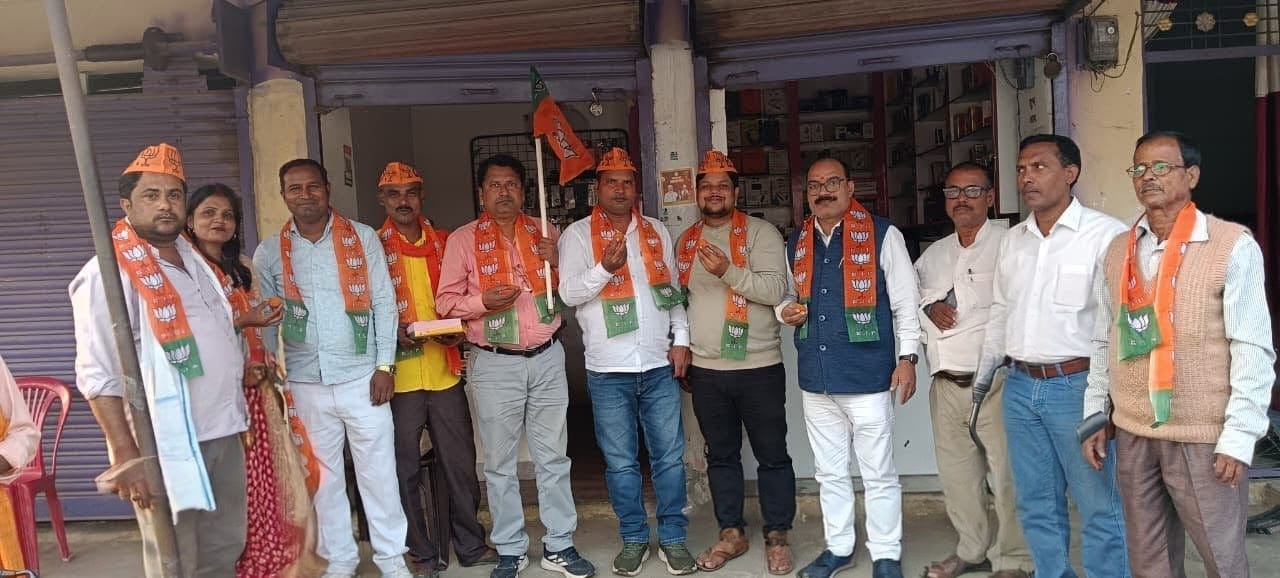 विहार में भाजपा की प्रचण्ड जीत को लेकर श्यामदेउरवा मण्डल में कार्यकर्ताओं ने मनाया जश्न