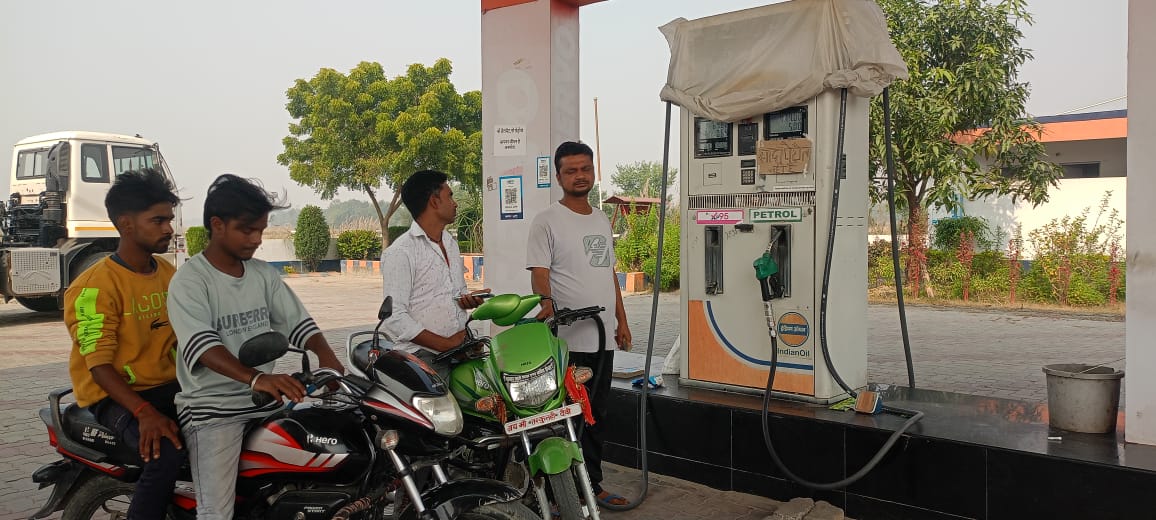 इंडियन पेट्रोल पंप पर खुलेआम नियमों की उड़ाई जा रही  धज्जियां — बिना हेलमेट मिल रहा पेट्रोल, प्रशासन बना मूकदर्शक