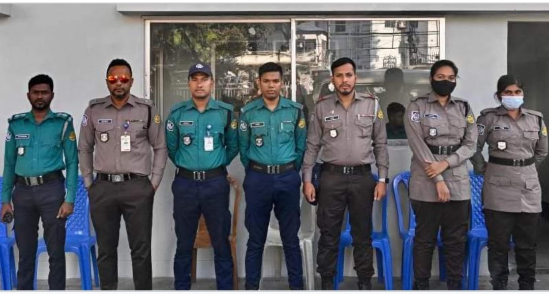 बांग्लादेश पुलिस ने चुनावों से पहले नई यूनिफॉर्म दिखाई, लोगों का भरोसा फिर से बनाने की कोशिश