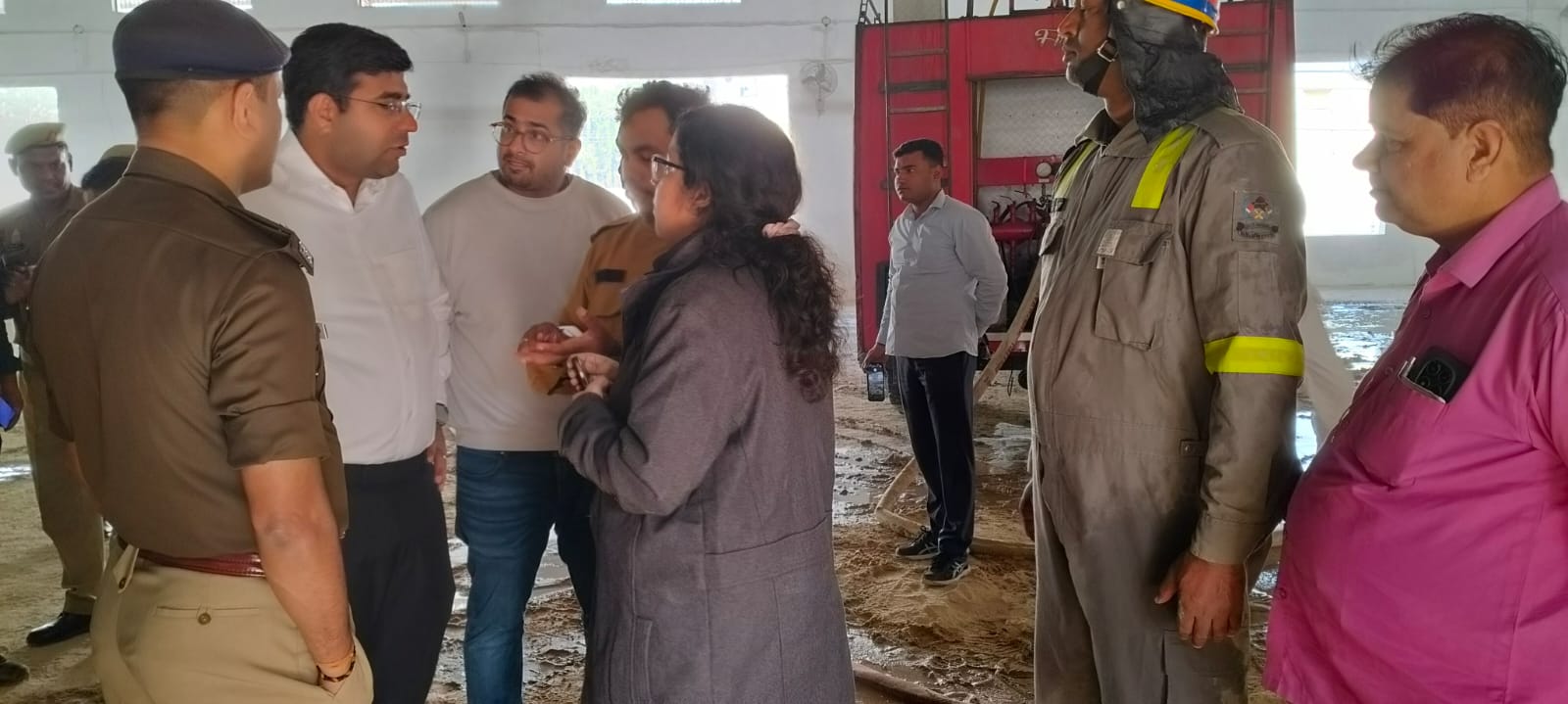 गीडा सेक्टर 15 स्थित रुंगटा इंडस्ट्रियल प्राइवेट लिमिटेड (रिफाइन फैक्ट्री) में भीषण आग, जिलाधिकारी और पुलिस अधीक्षक सहित भारी फोर्स मौके पर