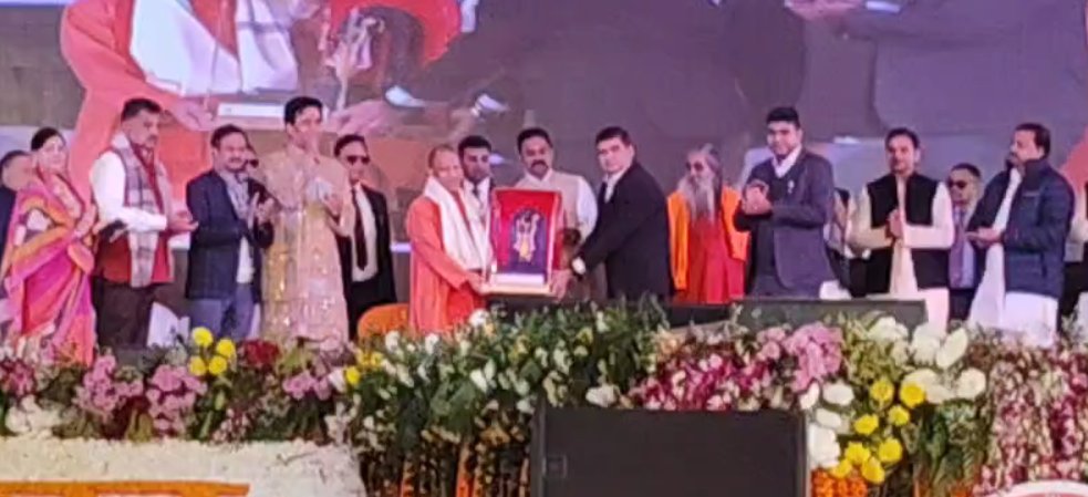 गोरखपुर महोत्सव 2026 का भव्य समापन, सी एम योगी ने ‘गोरखपुर गौरव’ की छह विभूतियों को किया सम्मानित