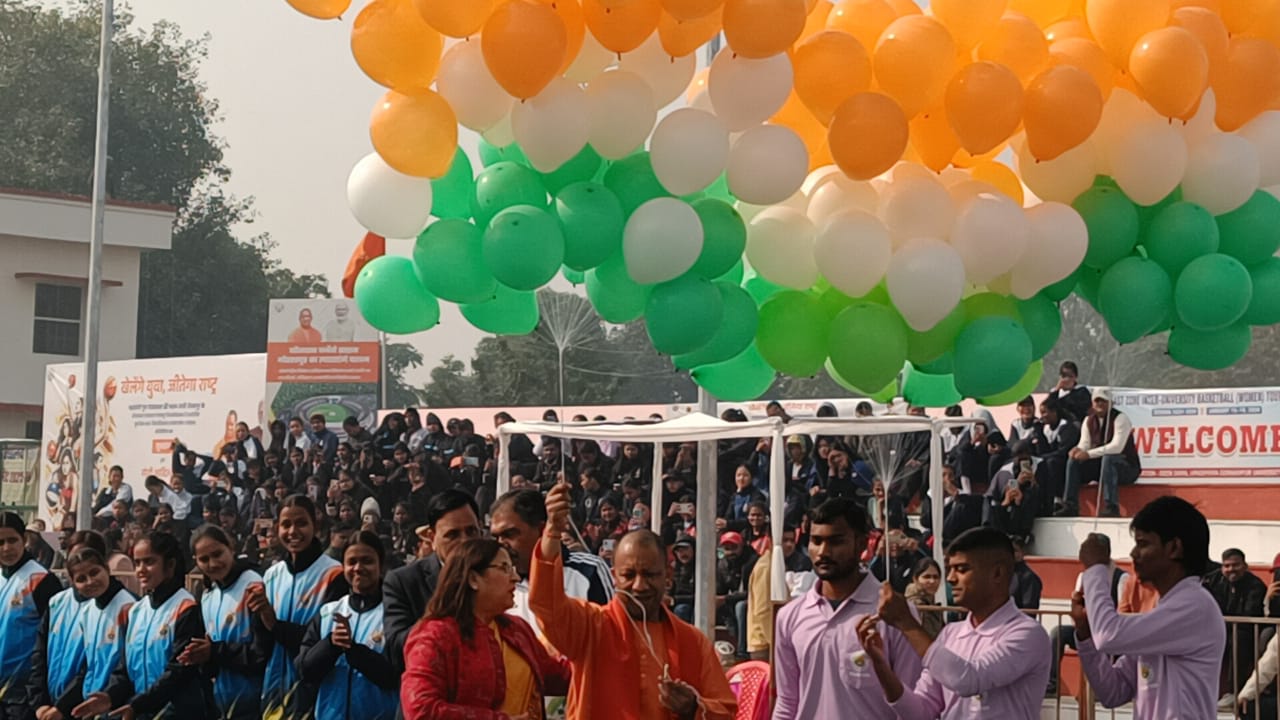 मुख्यमंत्री योगी आदित्यनाथ ने किया पूर्वी क्षेत्र अंतर विश्वविद्यालय महिला बास्केटबॉल प्रतियोगिता का भव्य उद्घाटन