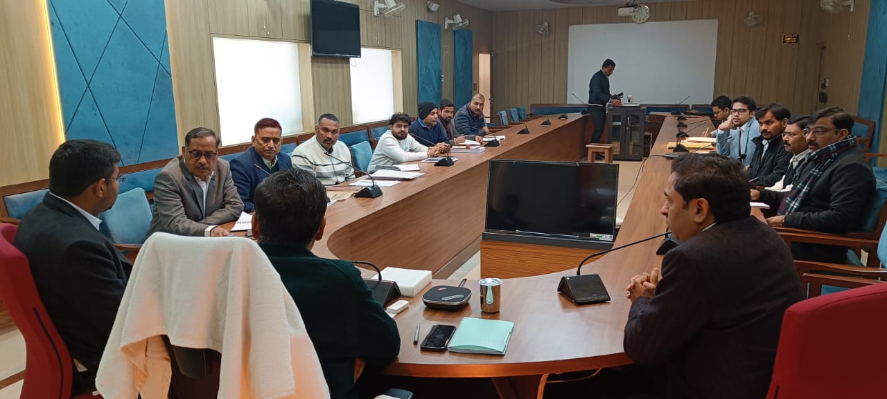 सूर्यकुण्ड से हावर्ड बंधा तक टू-लेन सड़क नव निर्माण को लेकर मंडलायुक्त सभागार में बैठक