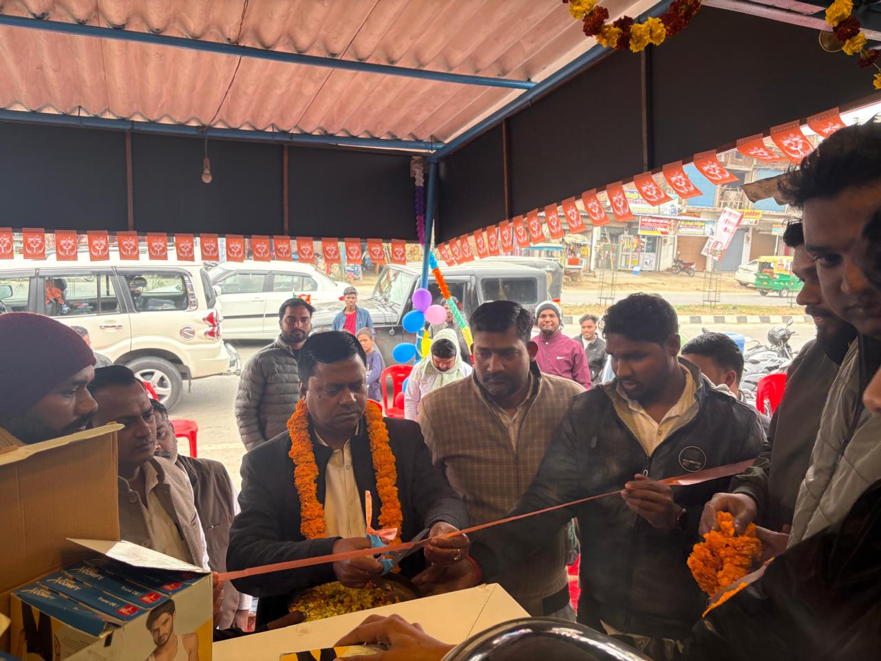 प्रेमशंकर उर्फ निर्भय सिंह ने जय ब्रदर्स फैशन का फीता काटकर किया उदघाटन