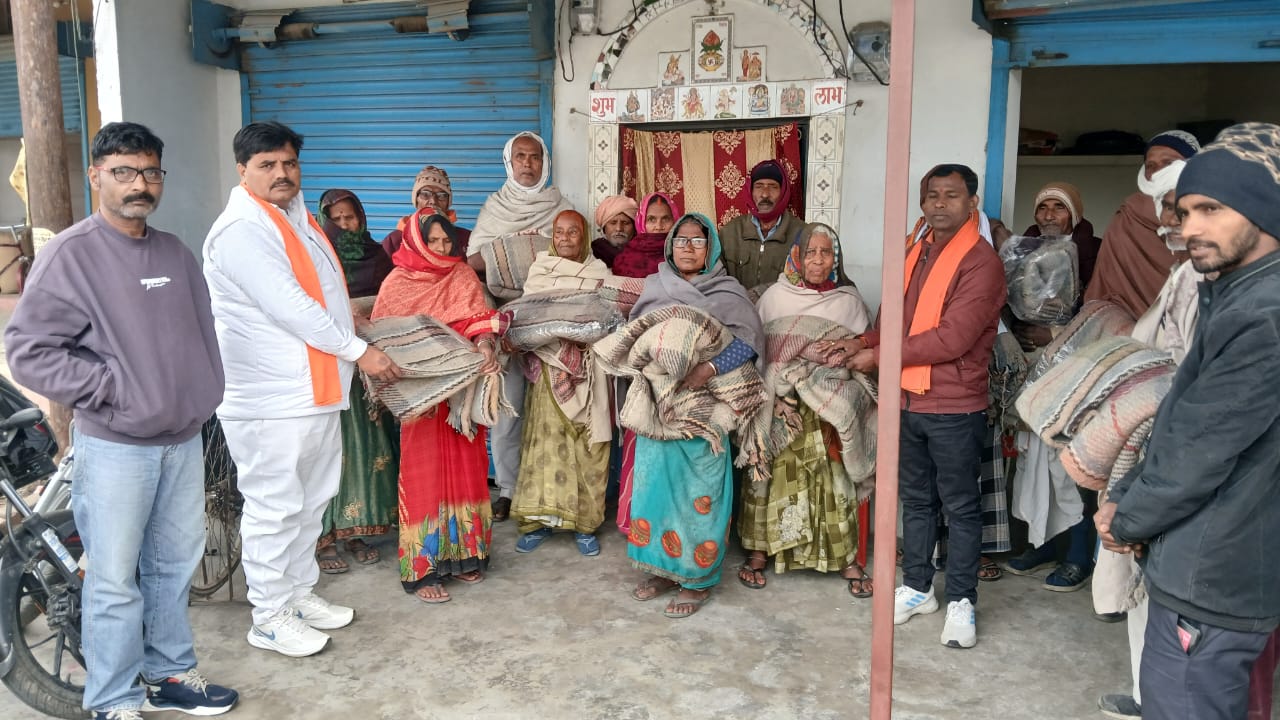 लगातार तीसरे दिन काशीनाथ सिंह का सेवा अभियान, जरूरतमंदों में कंबल वितरण कर पेश की मिसाल