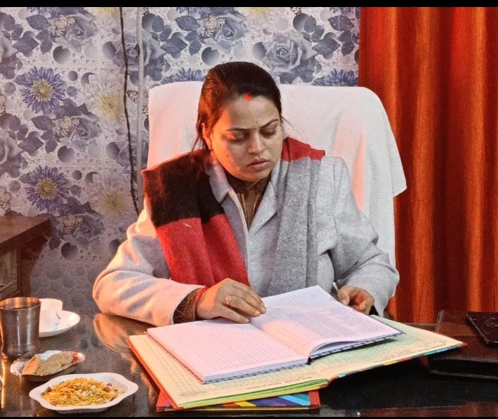 कर्मचारी अपनी पुरानी आदतों में सुधार लाएं और शासन की योजनाओं को आम जन तक पहुंचाएं : पूजा सिंह