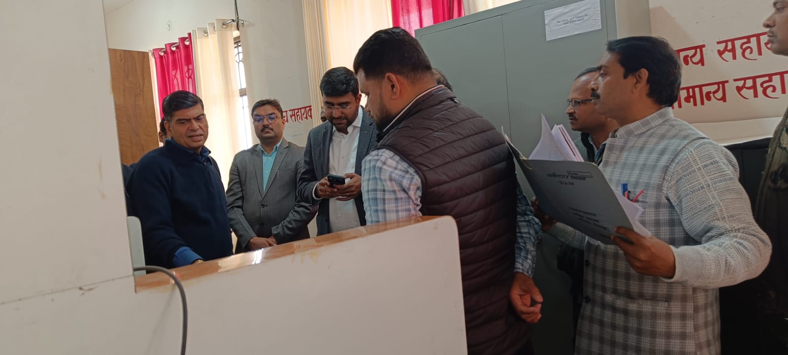 मंडलायुक्त कलेक्ट्रेट पर सख्त प्रशासनिक निरीक्षण, एक-एक फाइल खोलकर की गहन जांच