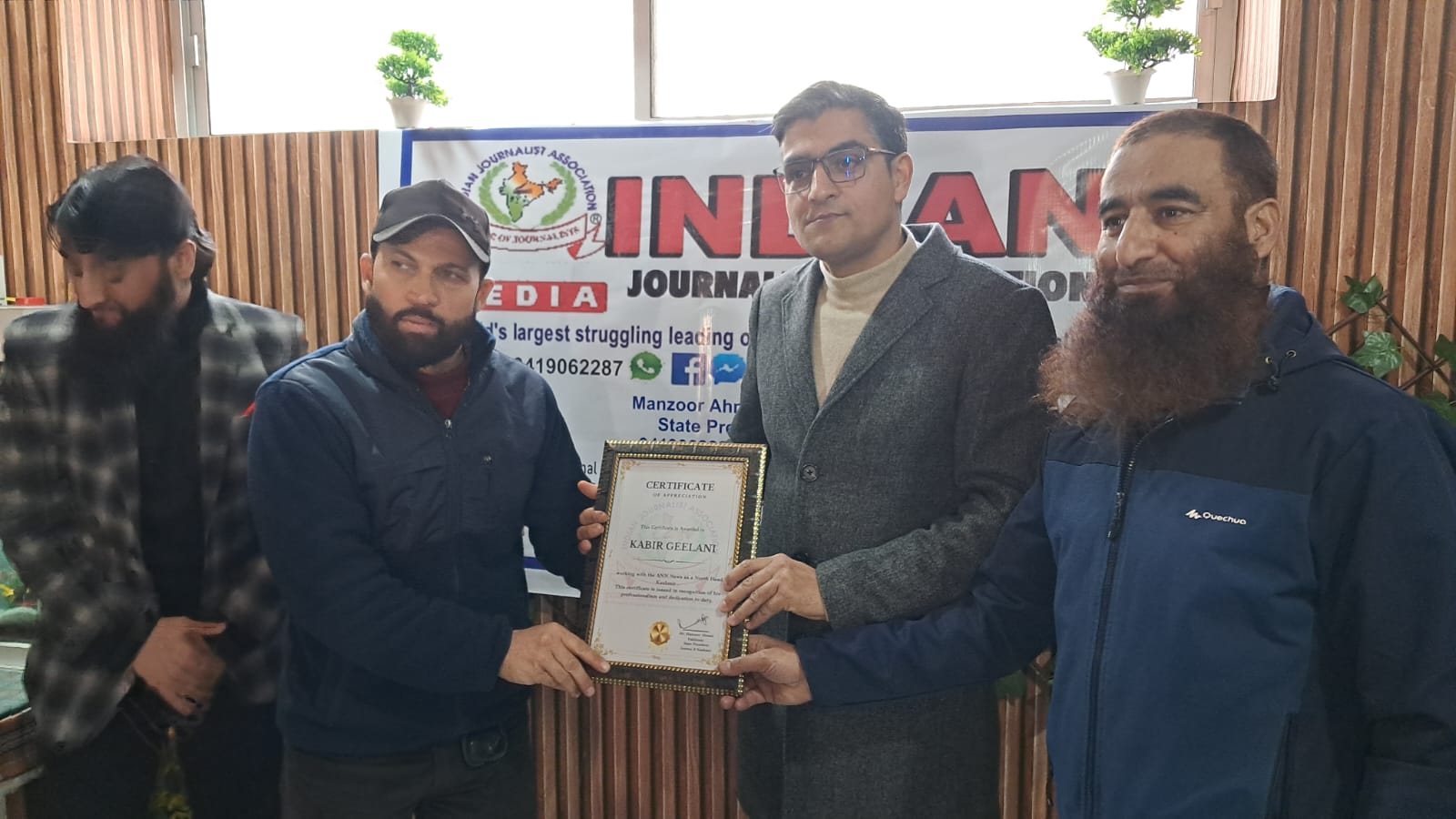 कलम की ताकत को सलाम, कश्मीरी पत्रकारों को इंडियन जर्नलिस्ट एसोसिएशन ने किया सम्मानित ।  डीडी न्यूज़ के डिप्टी डायरेक्टर शब्बीर अहमद डार ने कश्मीरी पत्रकारों किया सम्मानित।  चुनौतियों के बीच सम्मान का पल