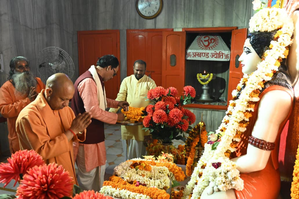मुख्यमंत्री योगी आदित्यनाथ पहुँचे गोरखनाथ मंदिर