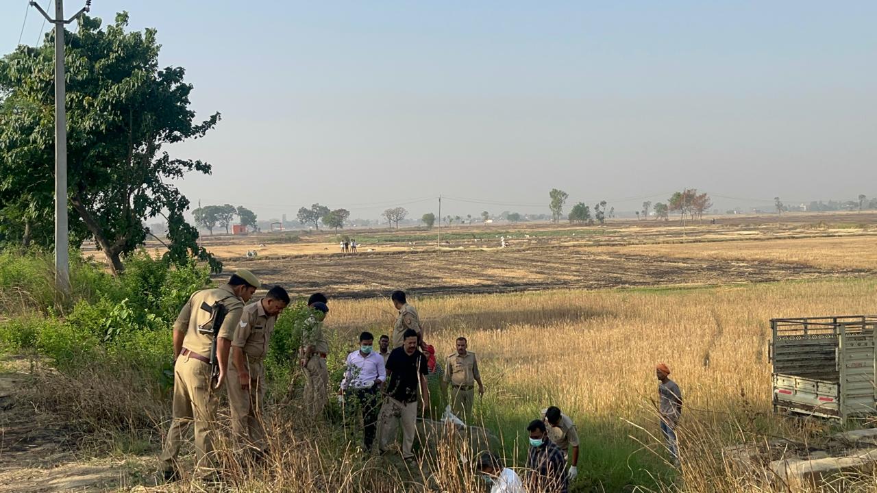 अर्धजला महिला का शव मिलने से मचा हड़कंप, जांच में जुटी पुलिस
