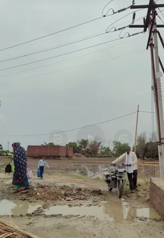 मिट्टी और पटरी न हटने से राहगीर परेशान, बारिश में बढ़ी दिक्कत